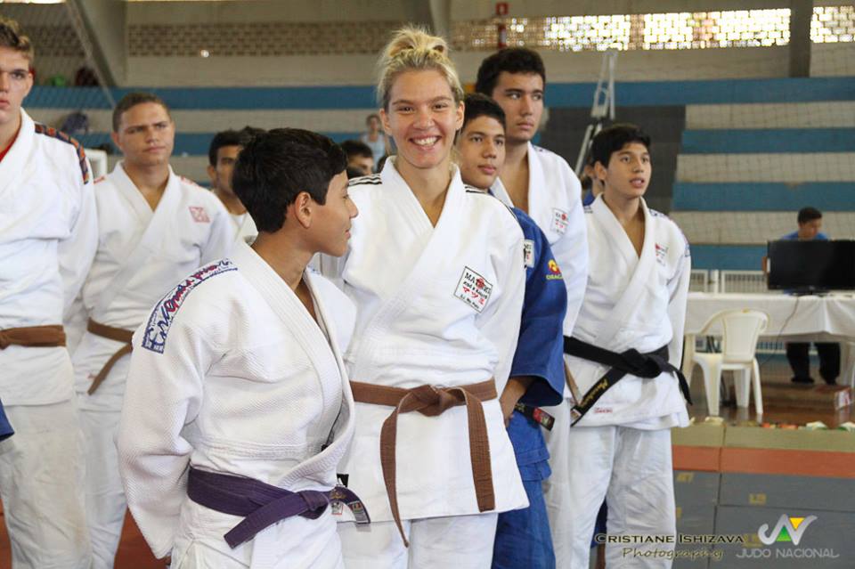 Judocas lutam no Regional, em Botucatu